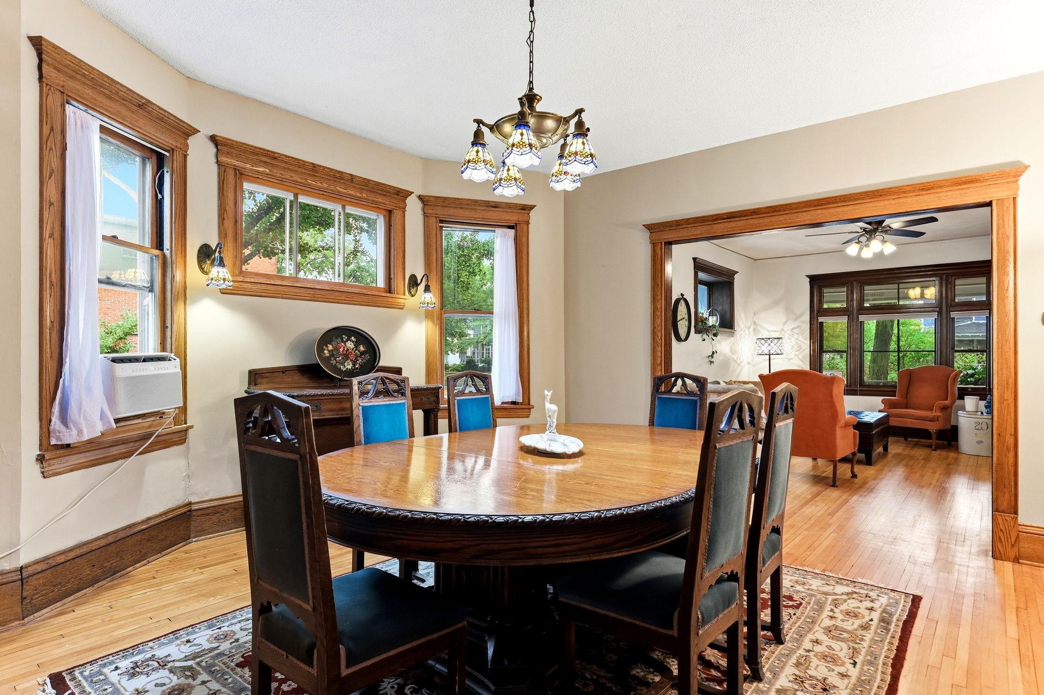 7-web-or-mls-2700-Bryant-Ave-S-07.jpg