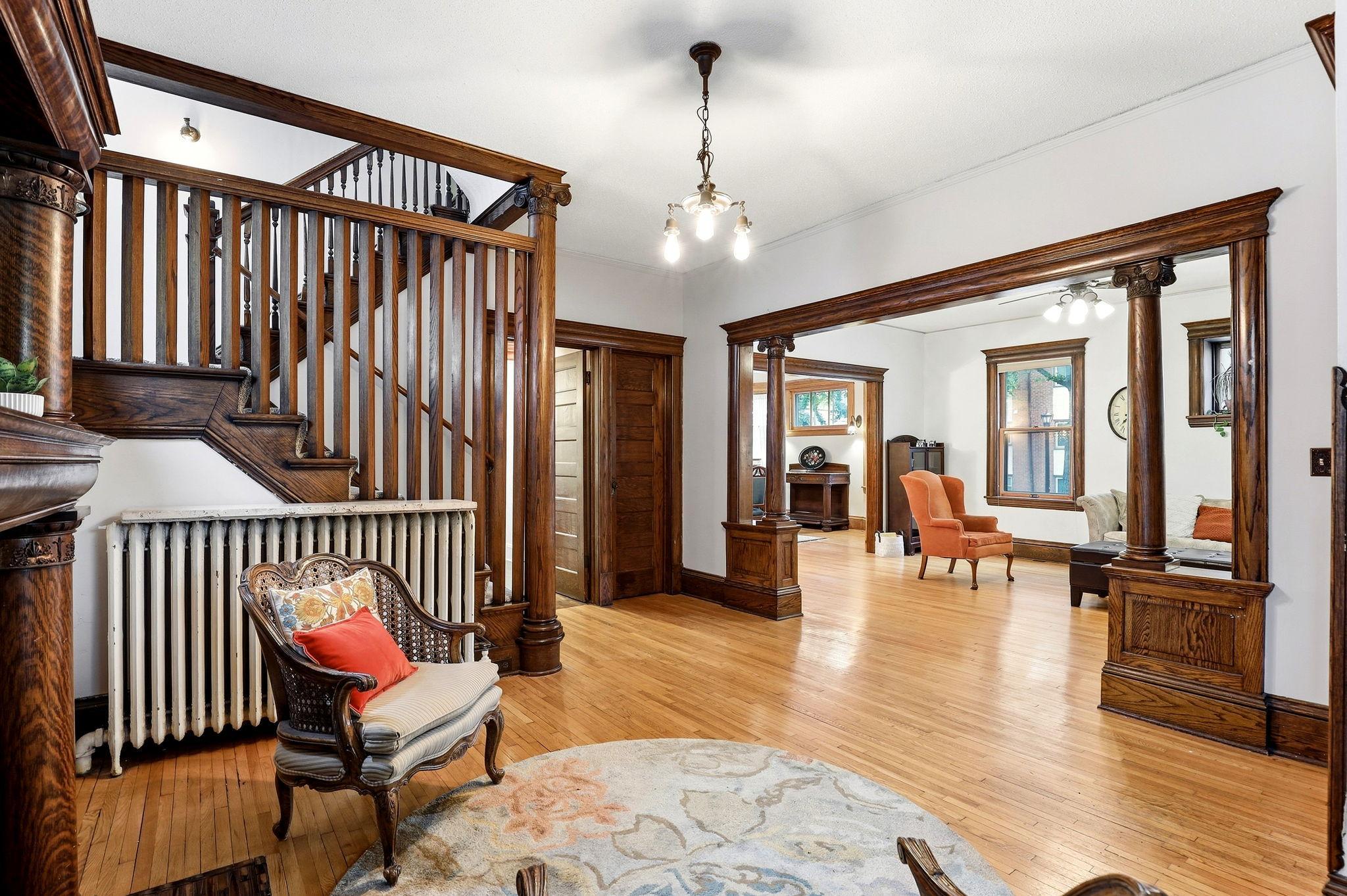 2-web-or-mls-2700-Bryant-Ave-S-02.jpg