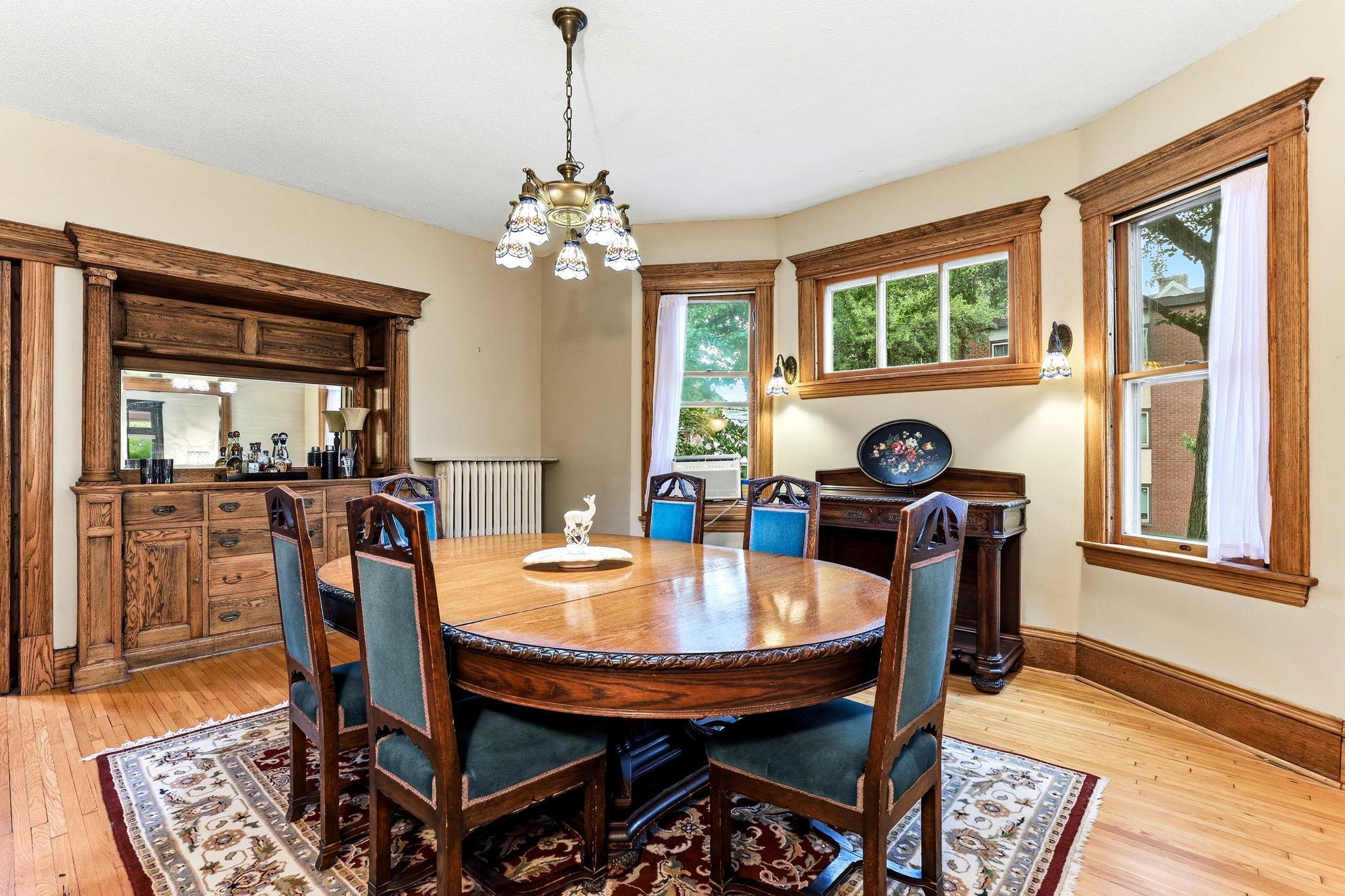 6-web-or-mls-2700-Bryant-Ave-S-06.jpg