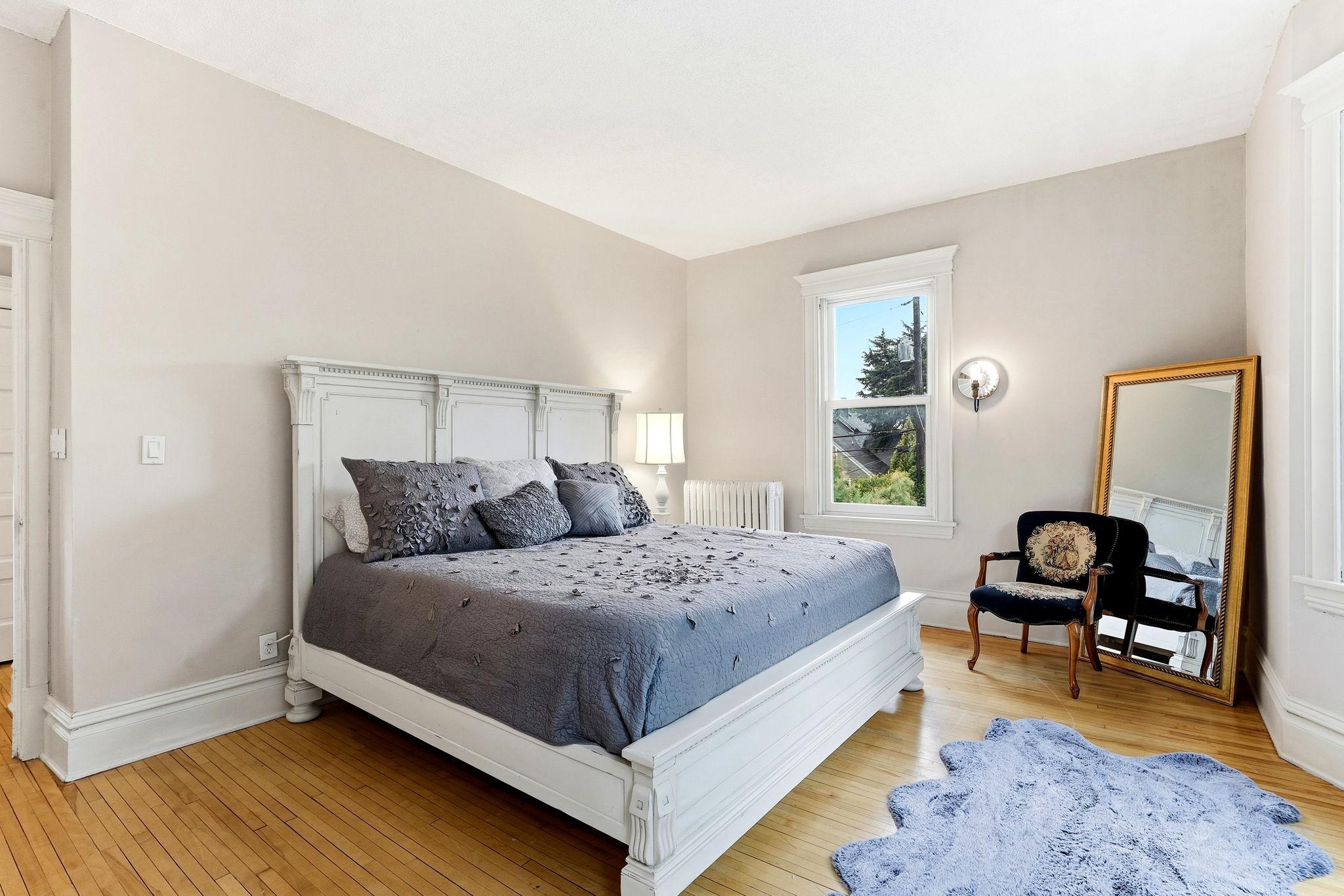 23-web-or-mls-2700-Bryant-Ave-S-23.jpg