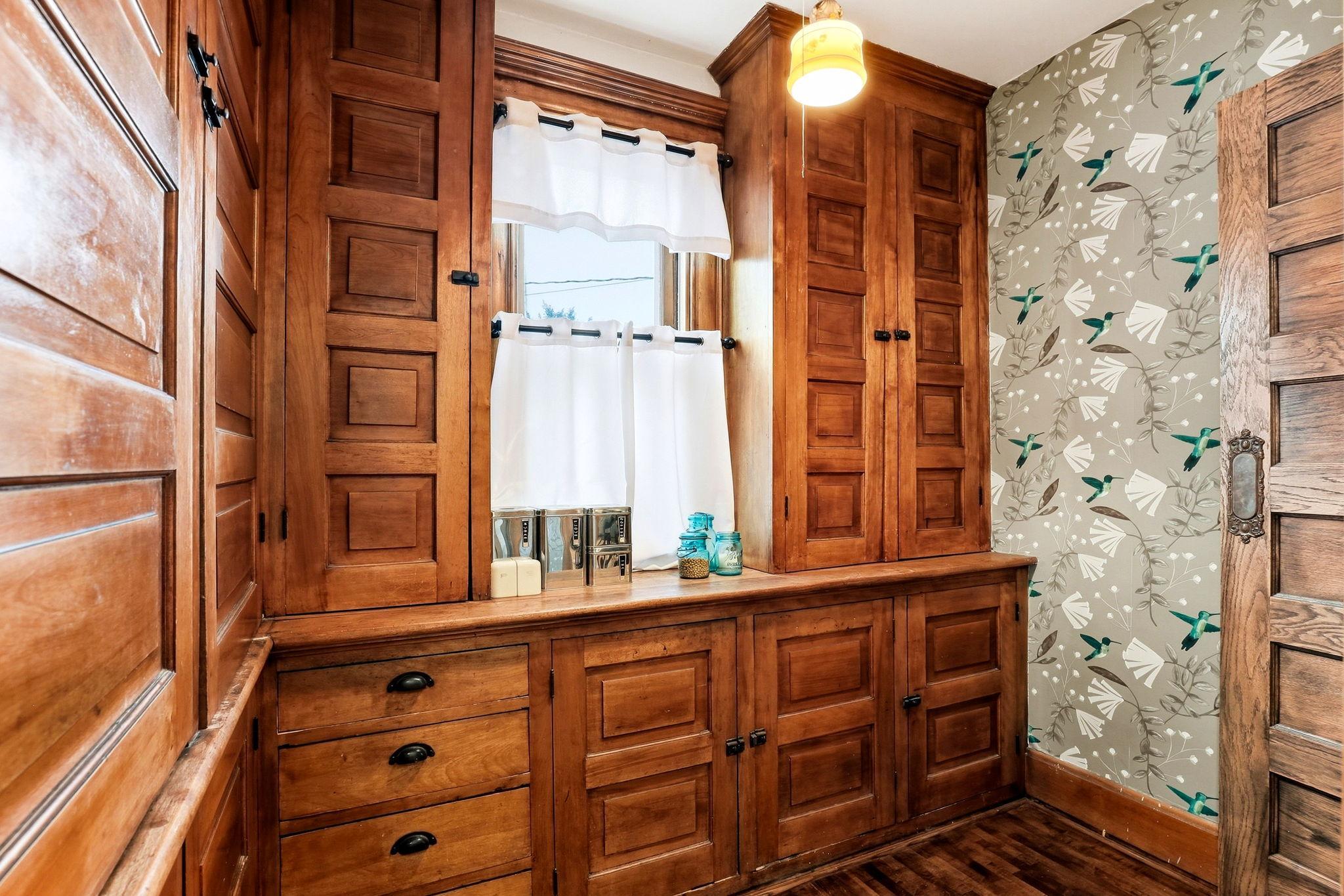 9-web-or-mls-2700-Bryant-Ave-S-09.jpg