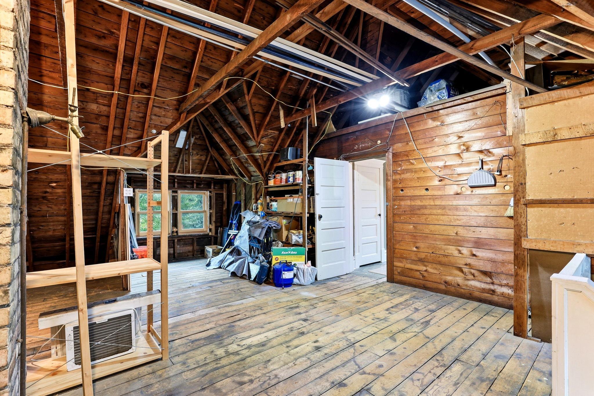 43-web-or-mls-2700-Bryant-Ave-S-43.jpg