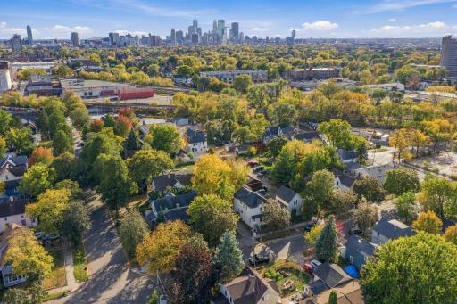 Great NE location walkable to so many amenities! Park/green space one block away.