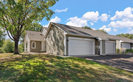 Welcome to 978 Winterberry Drive! End unit on a cul-de-sac!