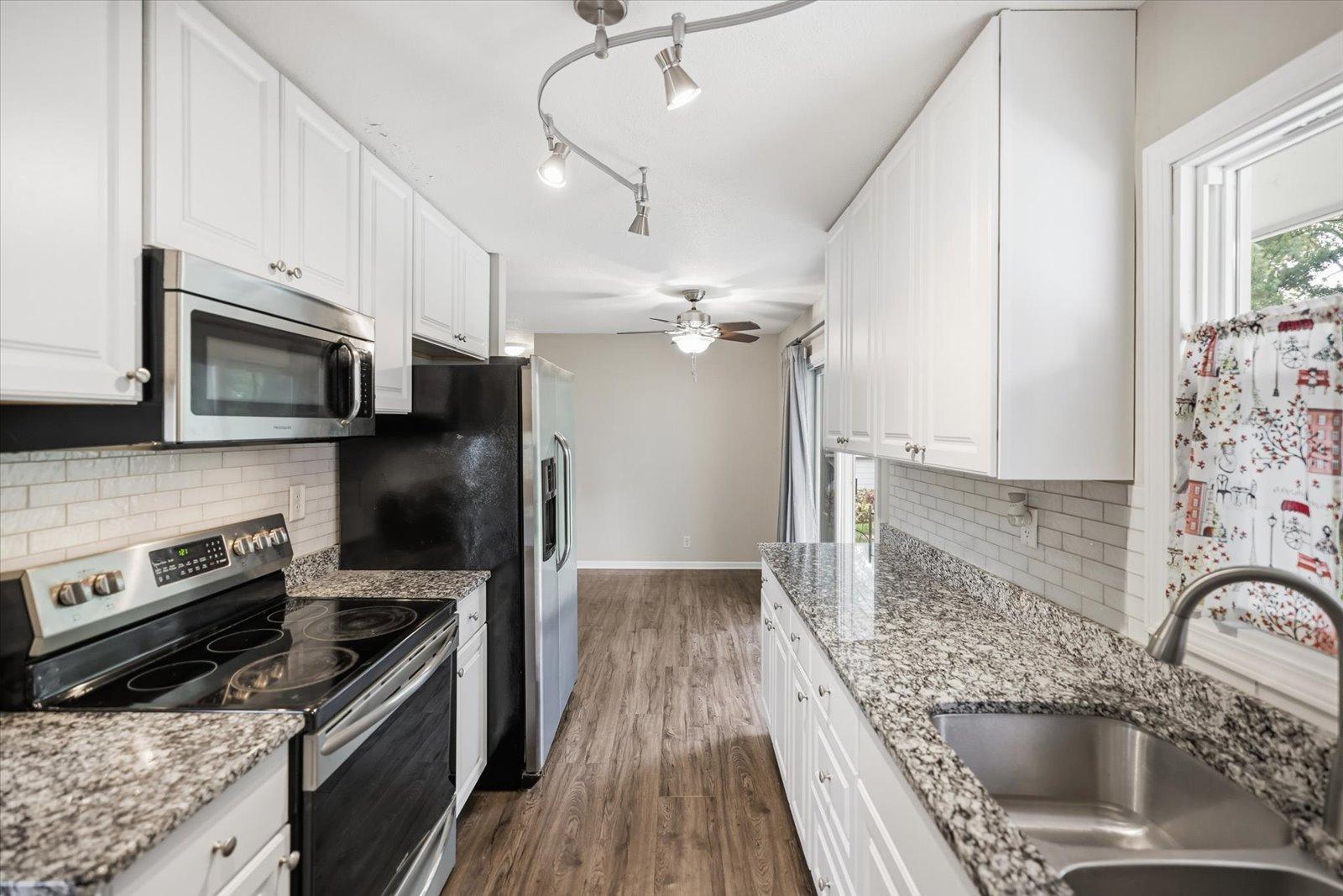 Kitchen toward dining.jpg