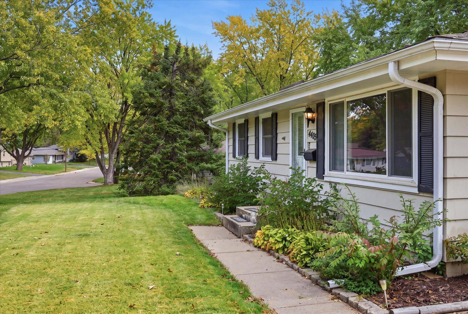 Front walkway.jpg