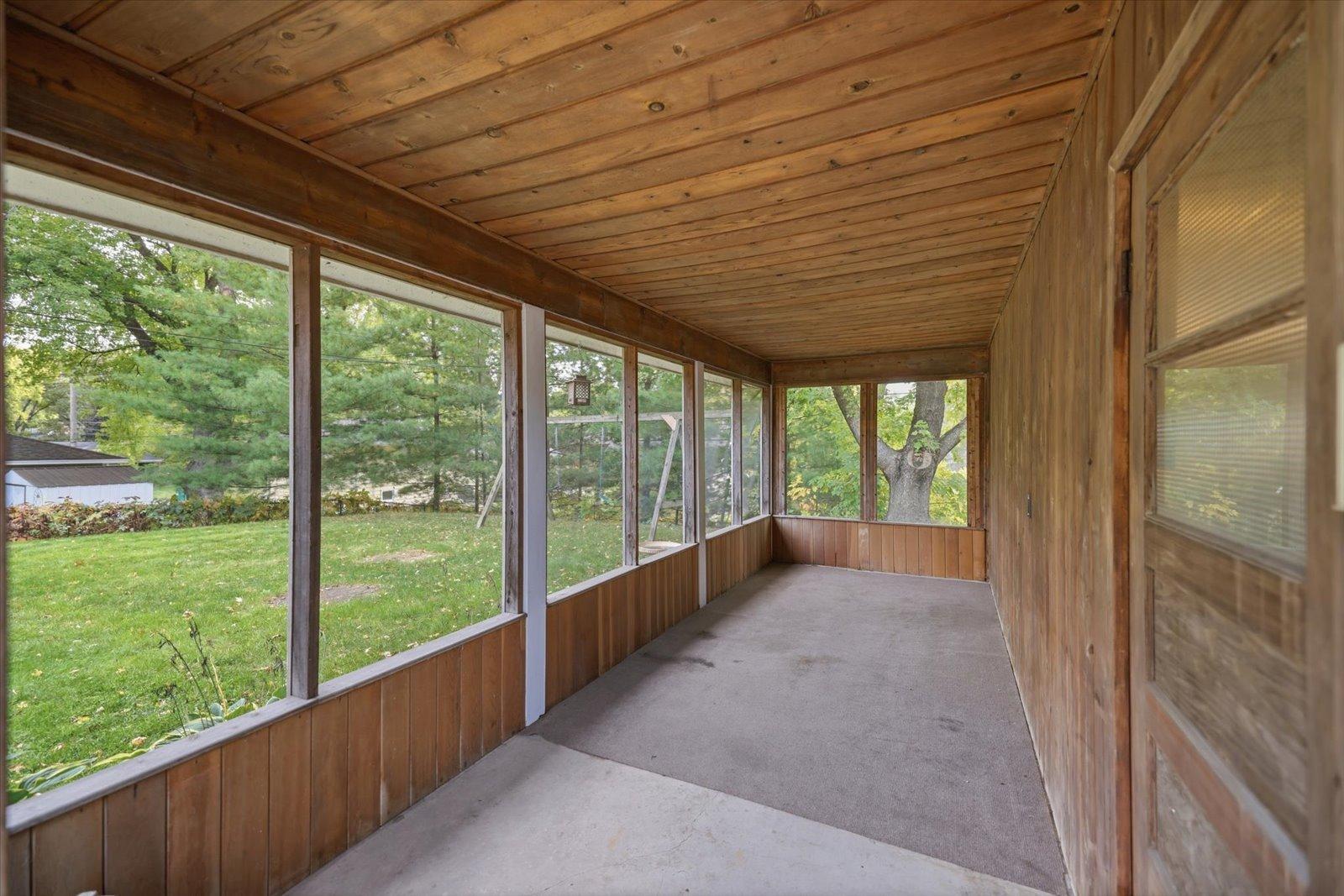 Screend porch area off garage..jpg