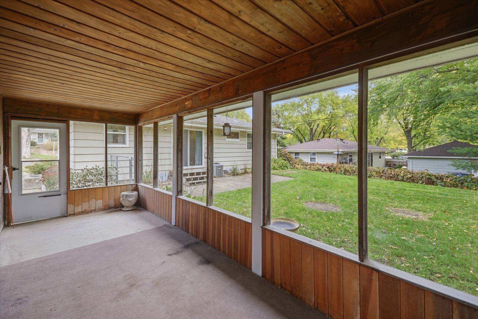 Screened porch area off garage2.jpg