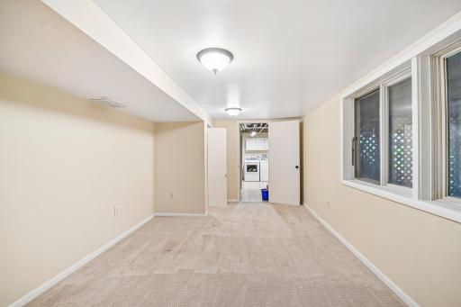 54-web-or-mls-800 Nightingale Blvd-S2209-054.jpg
