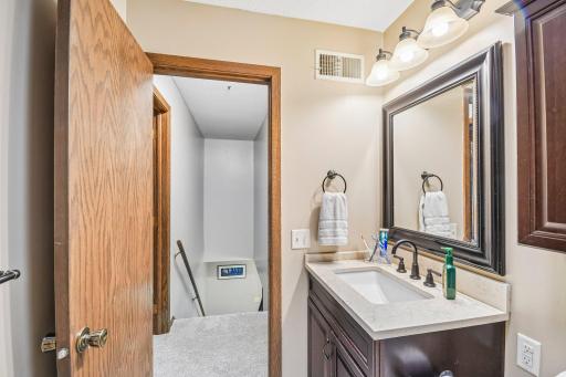 41-web-or-mls-800 Nightingale Blvd-S2209-041.jpg