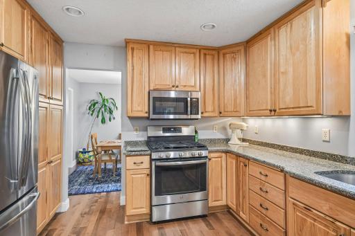 22-web-or-mls-800 Nightingale Blvd-S2209-022.jpg