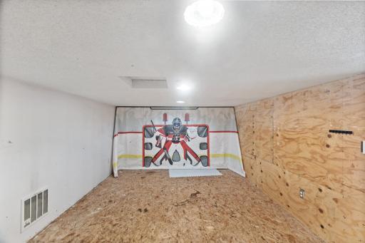 This room is heated, it is adjacent to the bonus room and has access from the outside, too, if you want to use it for storing bicycles, mowers, etc.
