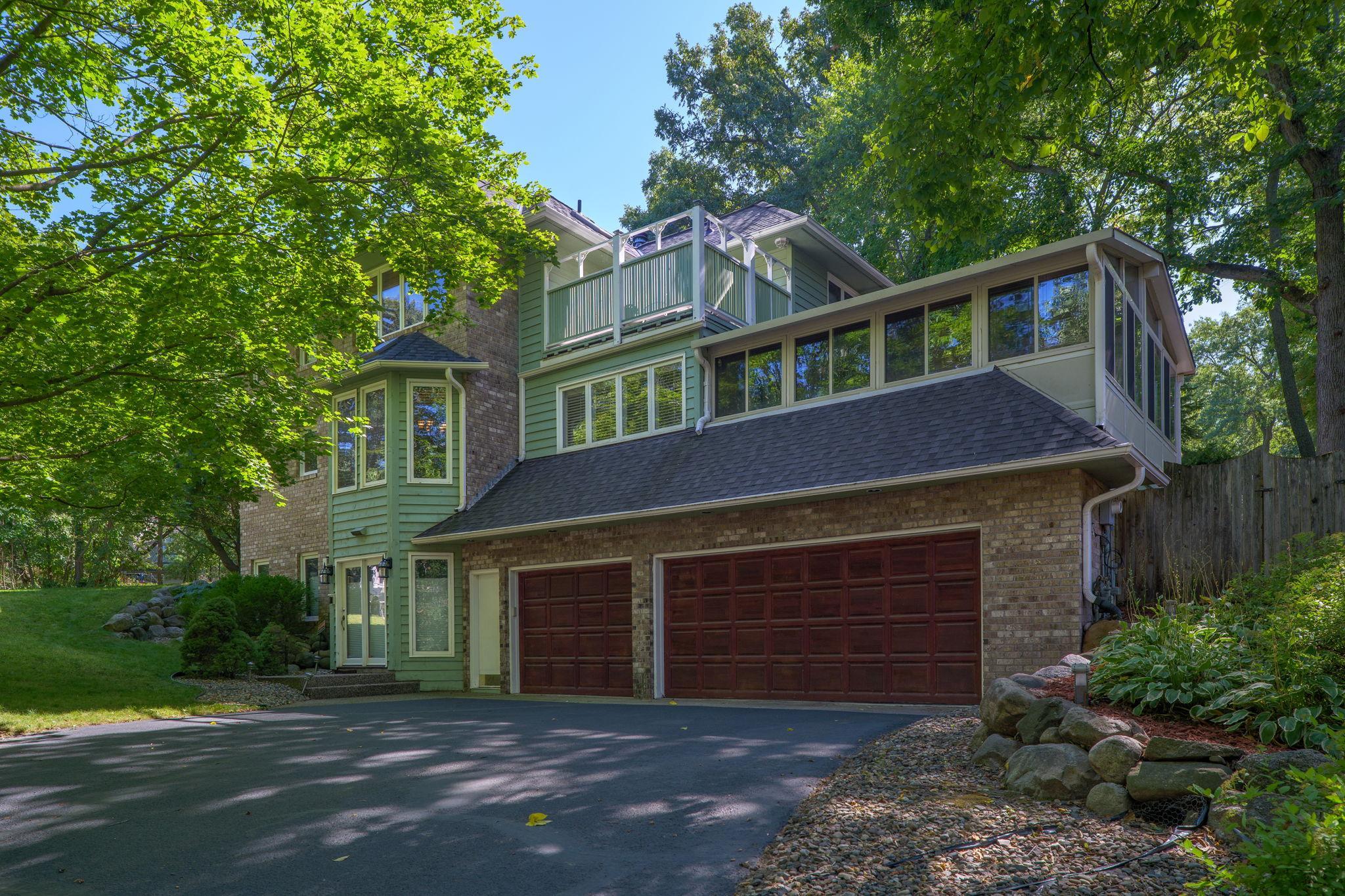Plenty of Garage Space!