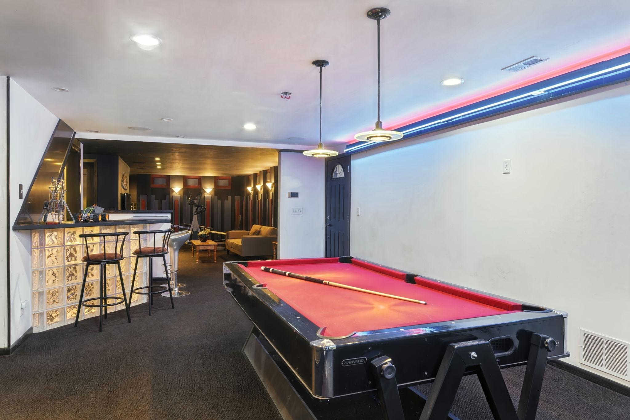 Custom Neon Lights in Around the Pool Table!