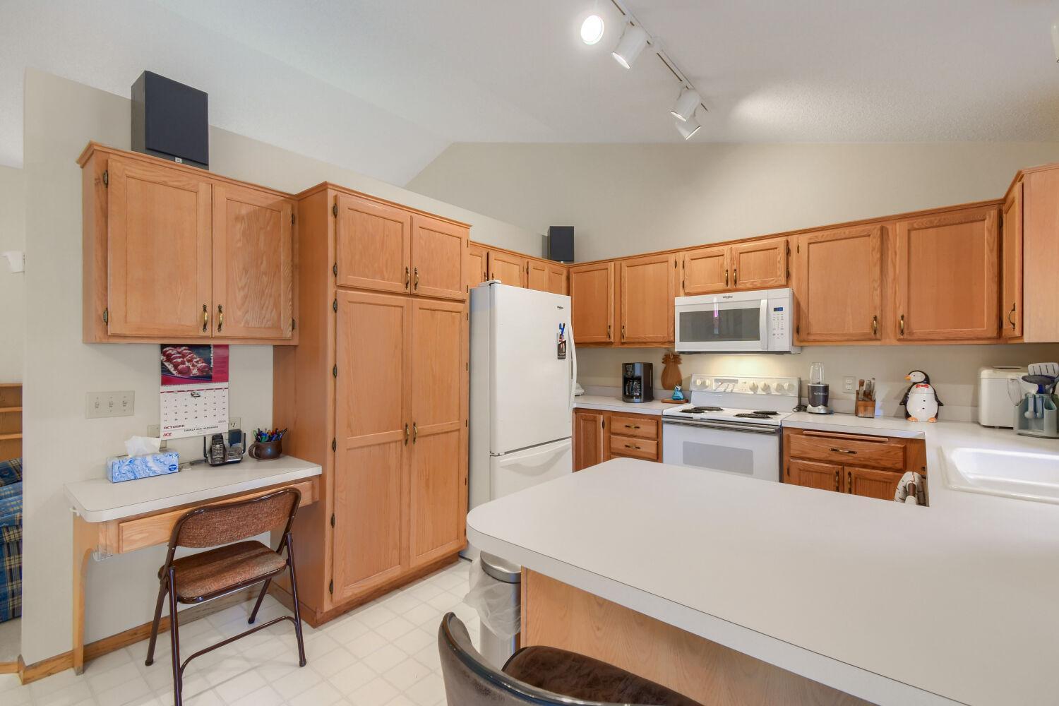 4670 Manor Drive - Web Quality - 008 - 08 Kitchen.jpg