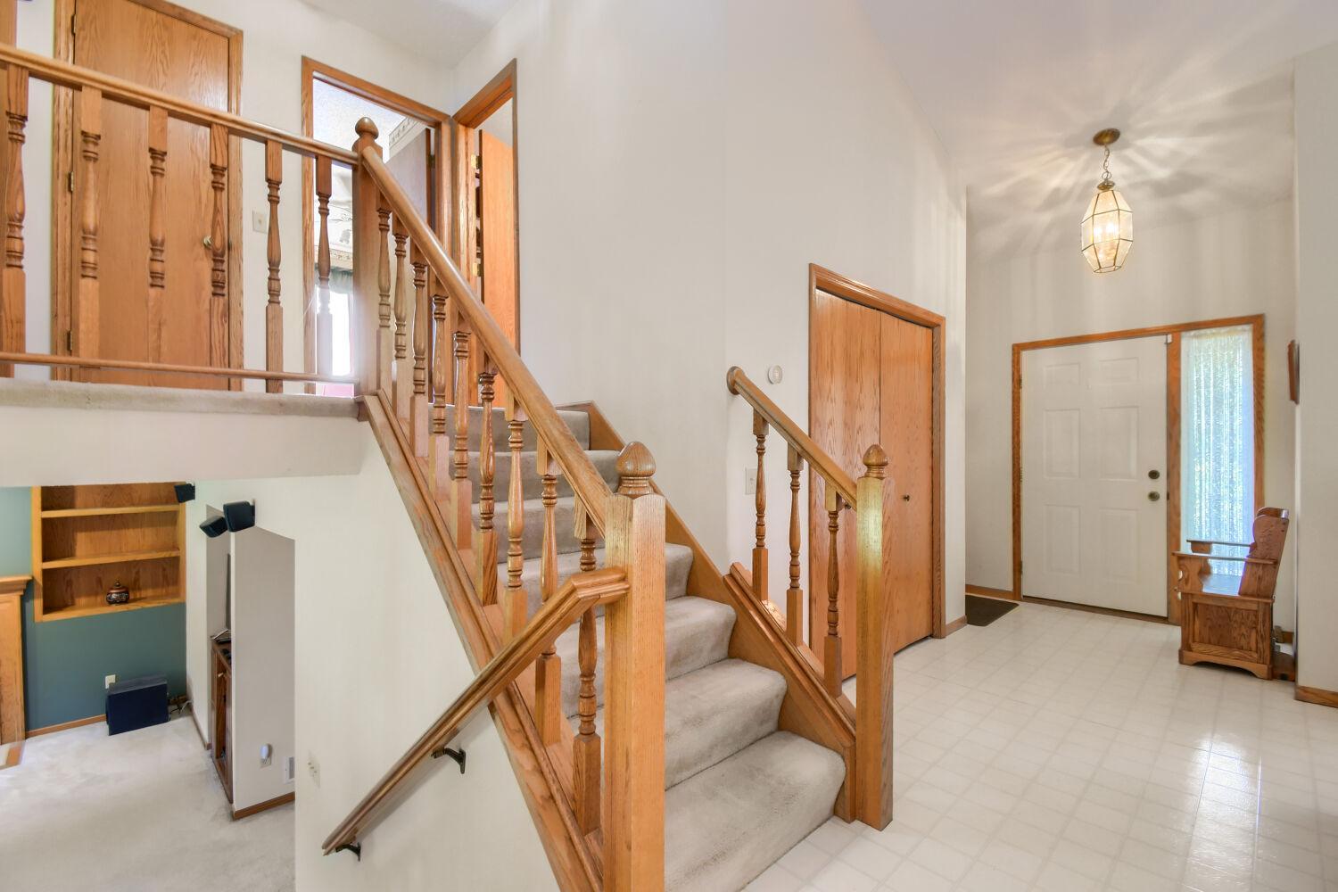 4670 Manor Drive - Web Quality - 005 - 05 Foyer.jpg