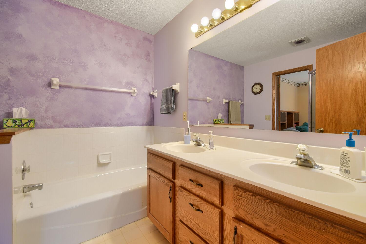 4670 Manor Drive - Web Quality - 021 - 21 Primary Bathroom.jpg