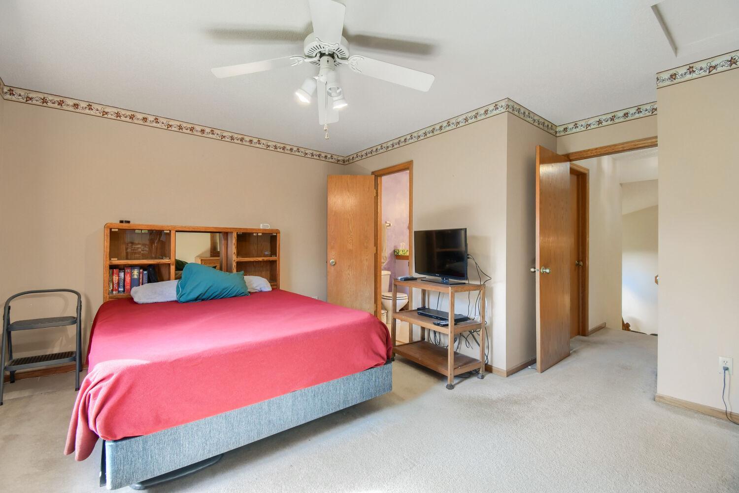 4670 Manor Drive - Web Quality - 020 - 20 Primary Bedroom.jpg