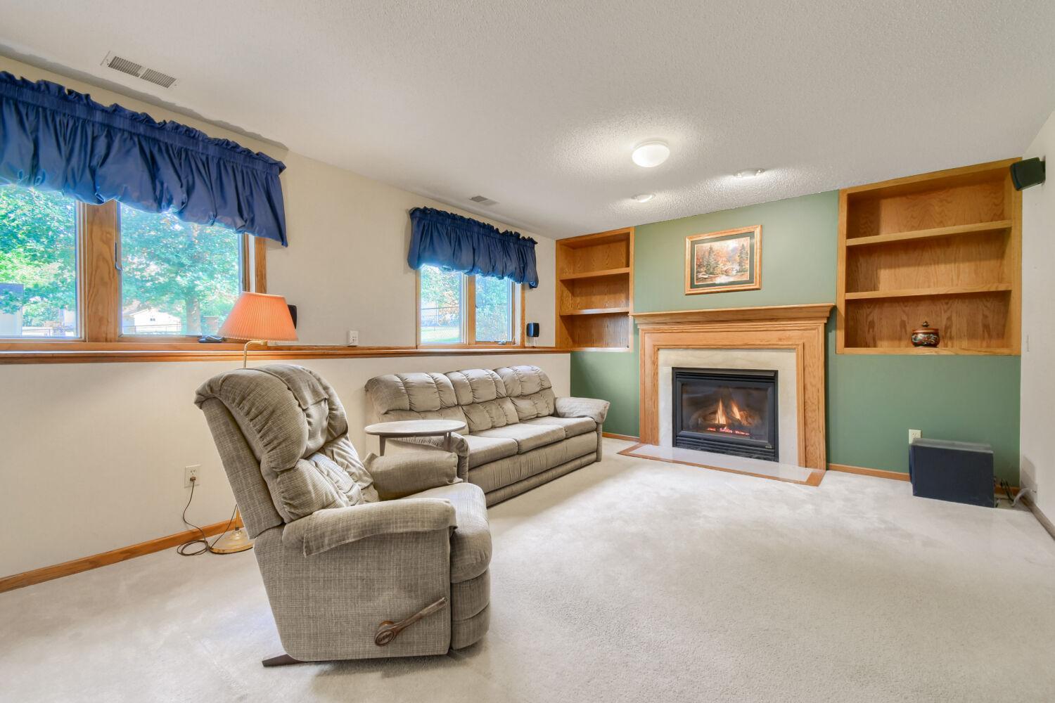 4670 Manor Drive - Web Quality - 017 - 17 Family Room.jpg