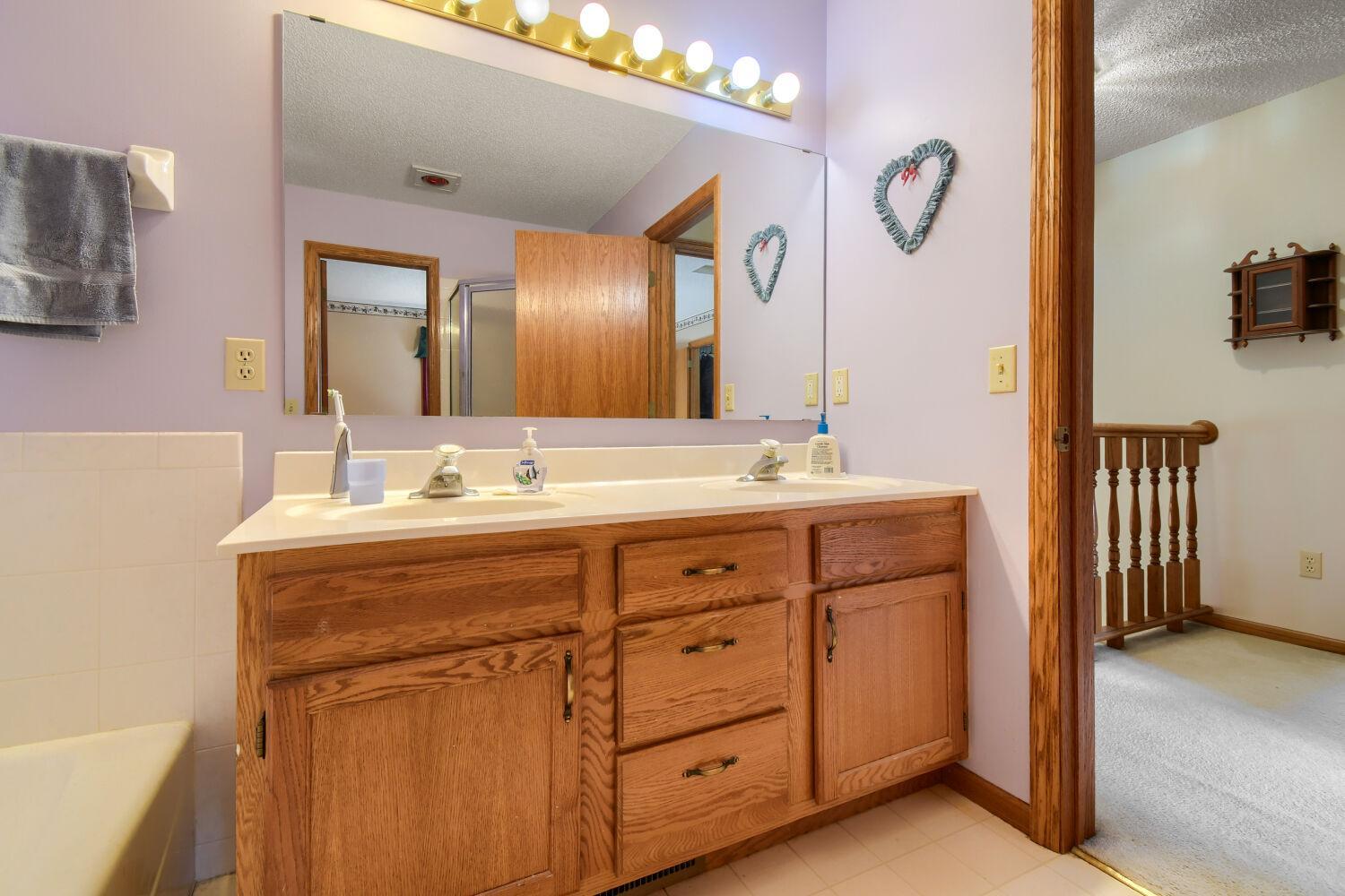 4670 Manor Drive - Web Quality - 022 - 22 Primary Bathroom.jpg