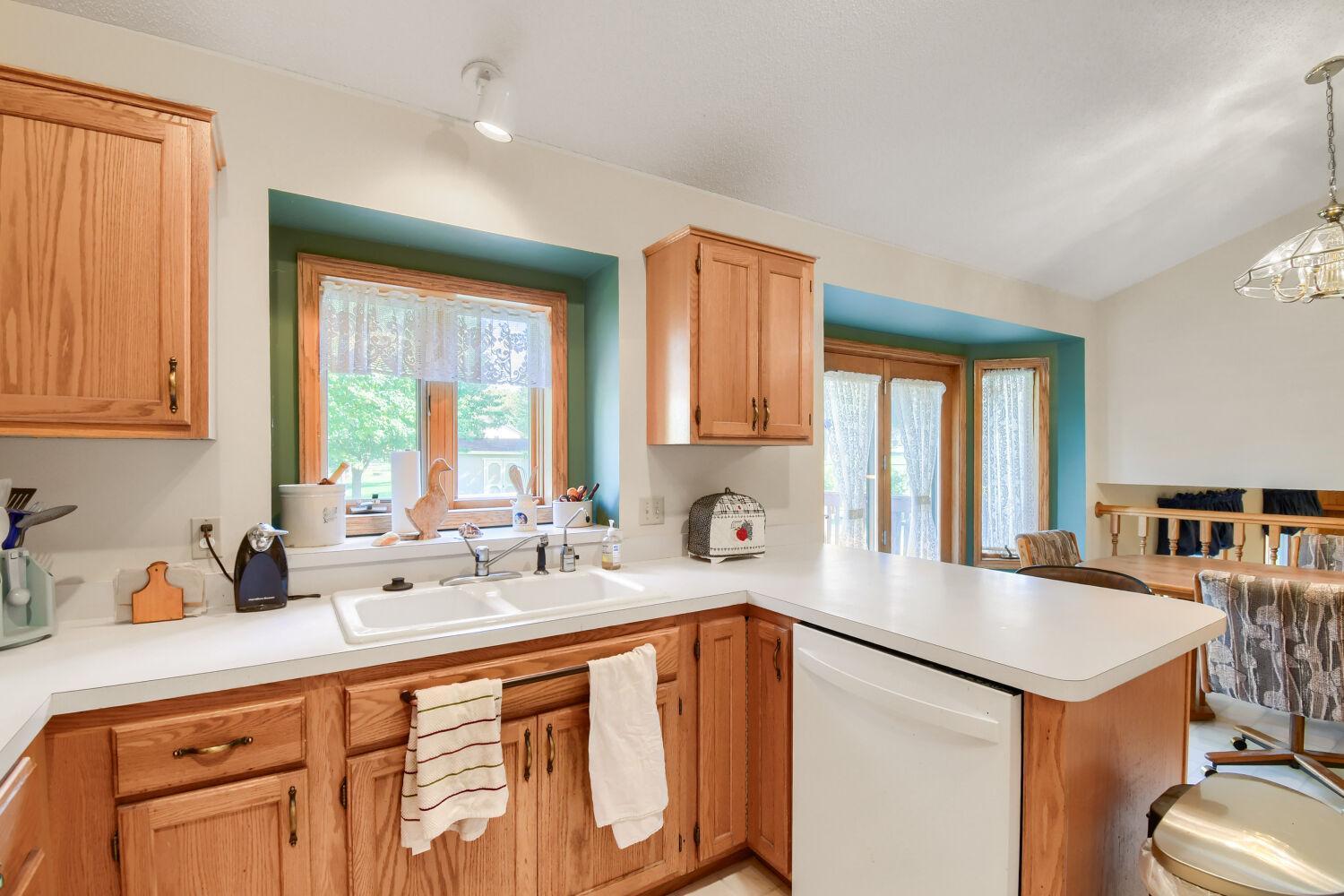 4670 Manor Drive - Web Quality - 009 - 09 Kitchen.jpg