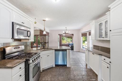 5994 425th St - Kitchen with Breakfast Area