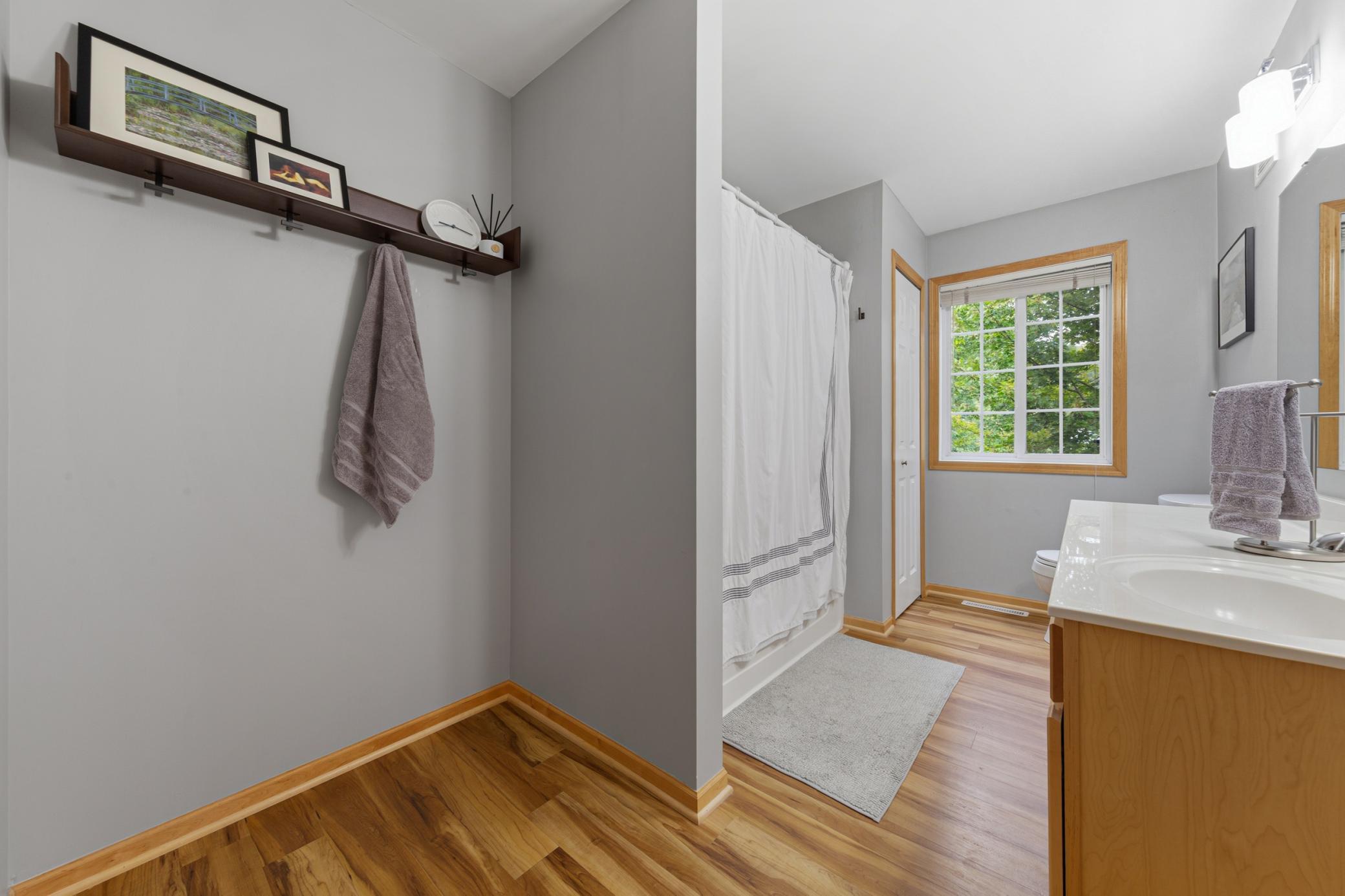 33_31 bathroom.jpg
