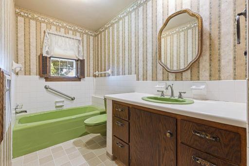 Main floor 3/4 bathroom