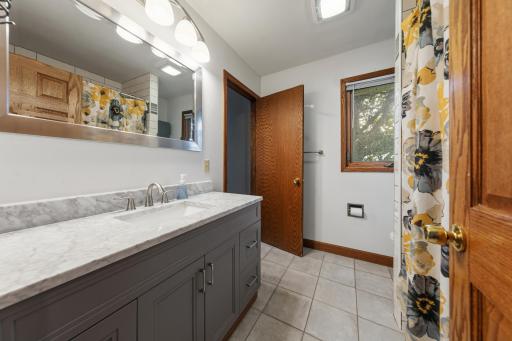 25 bathroom.jpg