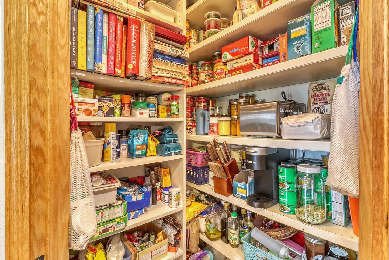 Kitchen_Pantry1_1-g.jpg