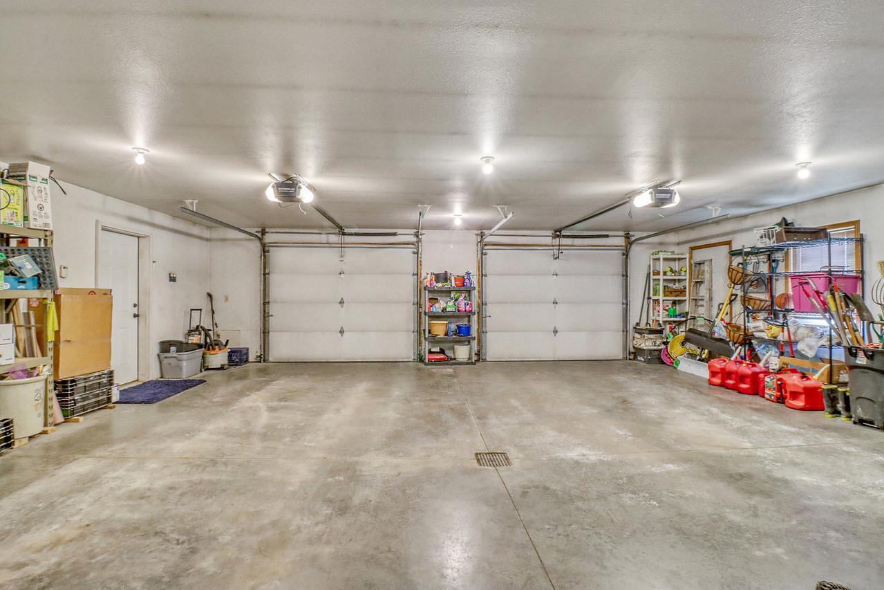 Garage_interior1_0-1280.jpg