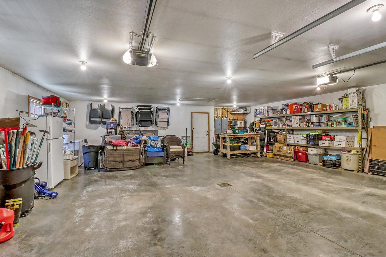 Garage_interior1_1-1280.jpg