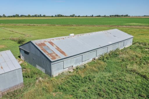 39x103 spray foam insulated & dirt floor