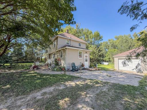 Main Home 4 Bed, 1 Bath - Detached Double Garage