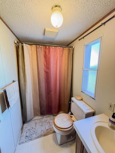 1993 Schult Home - 2nd Bathroom