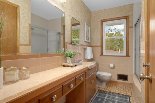Enjoy retro details in the bathroom and pristine original tiles.