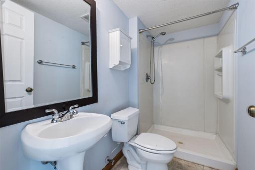3327 Glynwater LL Bathroom.jpg