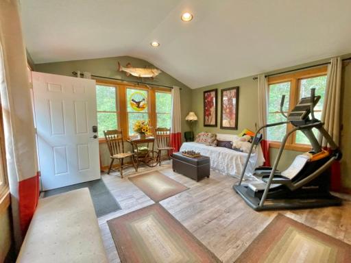Foyer with Trundle Bed - Extra Sleeping Space with 2 Twin Mattresses