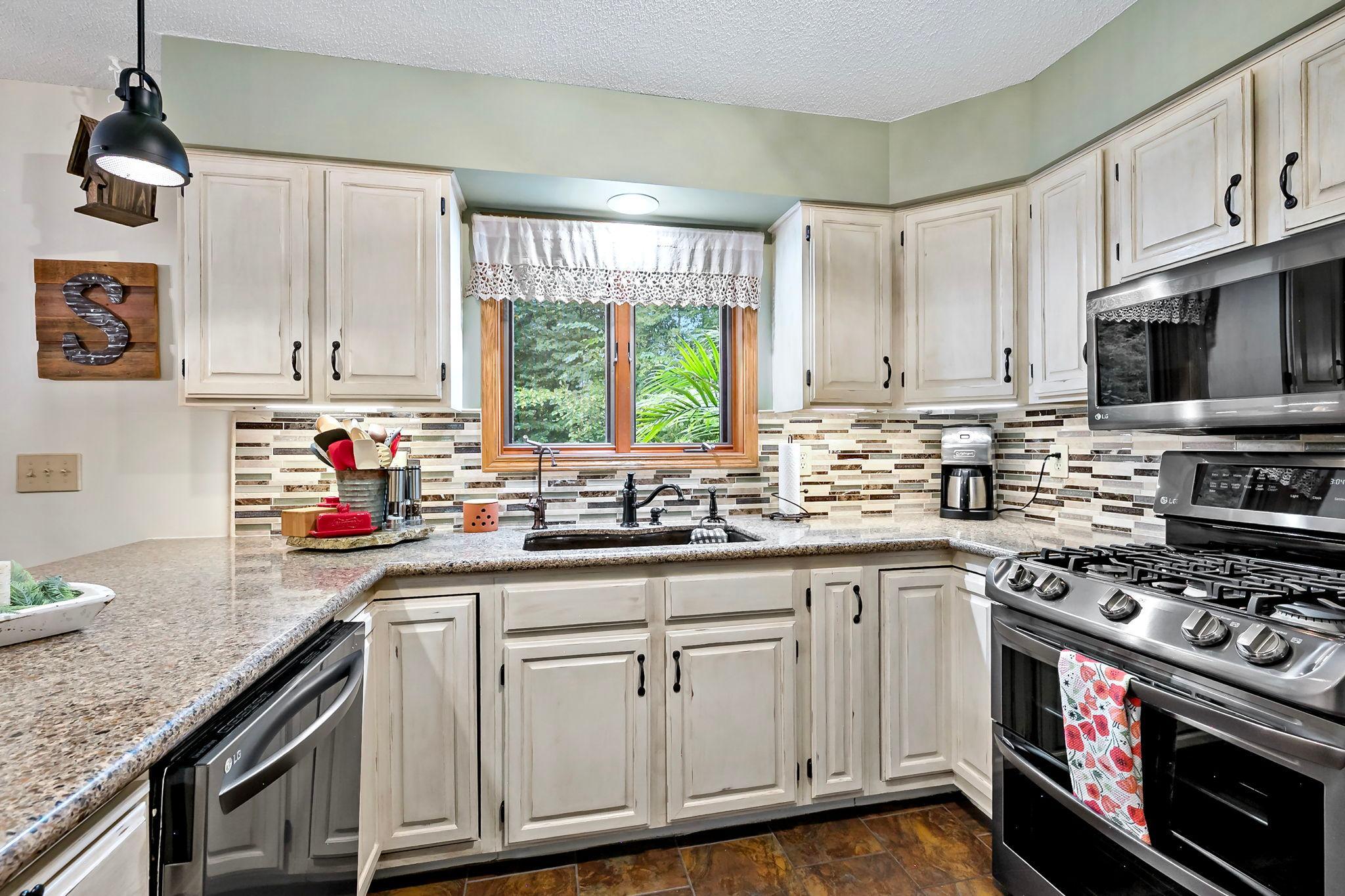 41-web-or-mls-112122 Haering Ln Chaska_0044.jpg