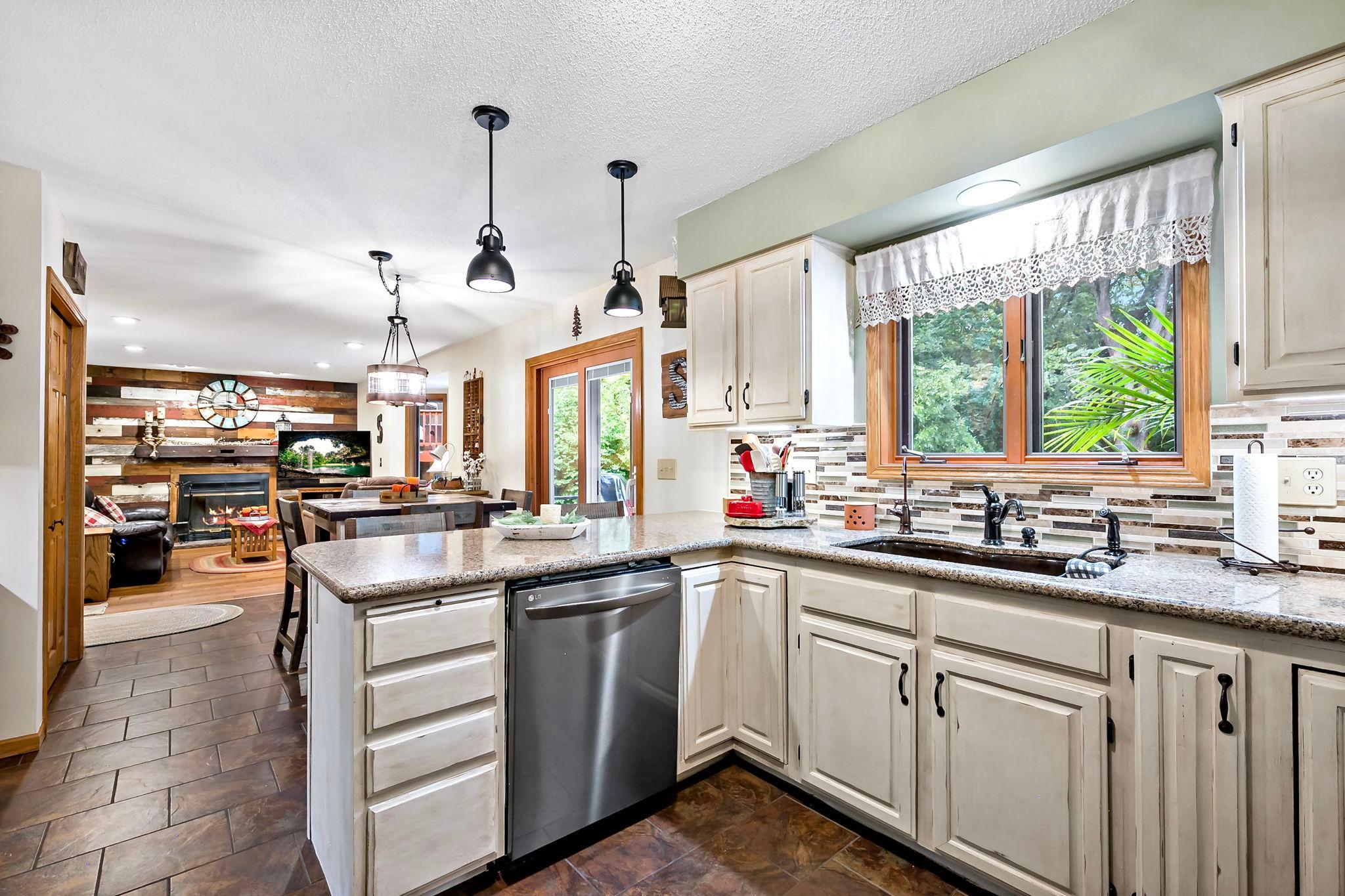 42-web-or-mls-112122 Haering Ln Chaska_0045.jpg
