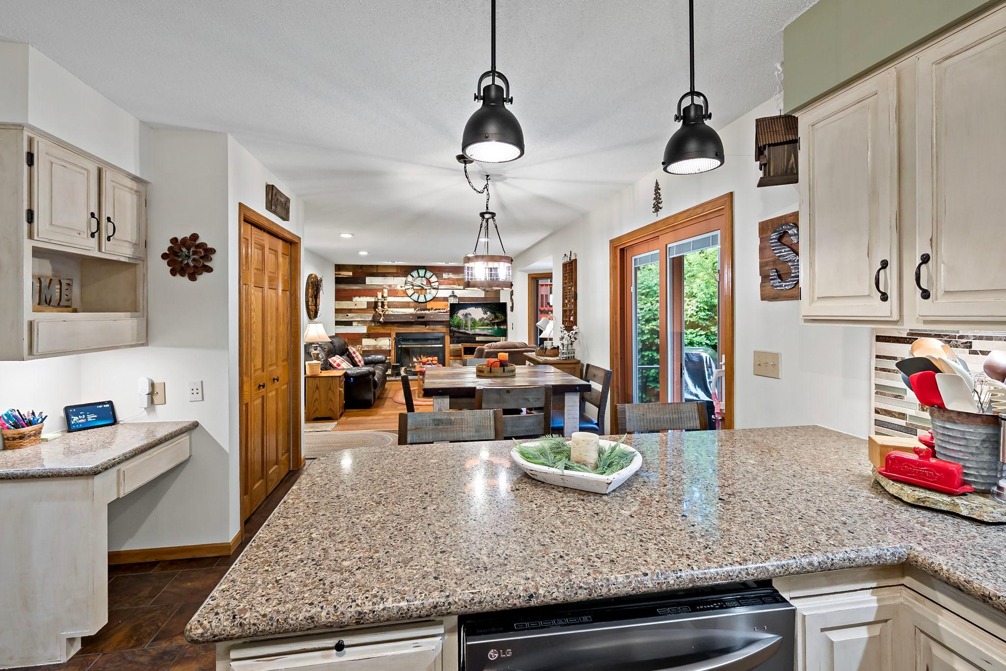 47-web-or-mls-112122 Haering Ln Chaska_0050.jpg
