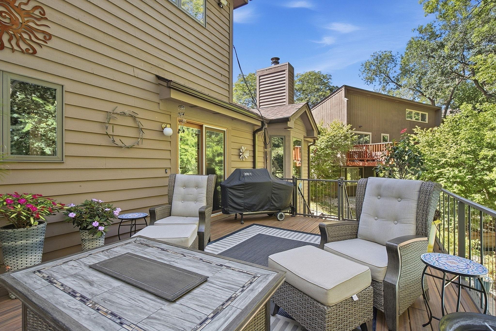 24-web-or-mls-112122_Hearing_Ln_Chaska_MN_006.jpg