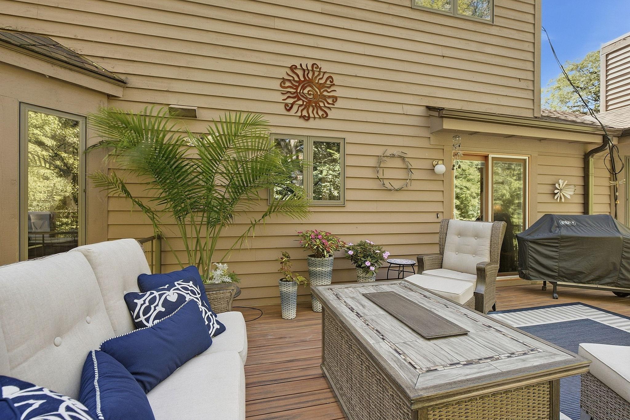 23-web-or-mls-112122_Hearing_Ln_Chaska_MN_005.jpg