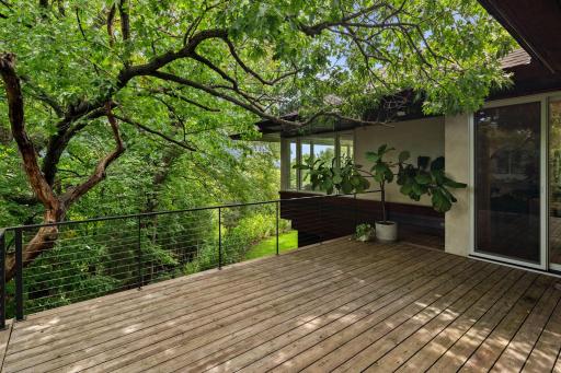 Large deck off informal dining - treehouse feel