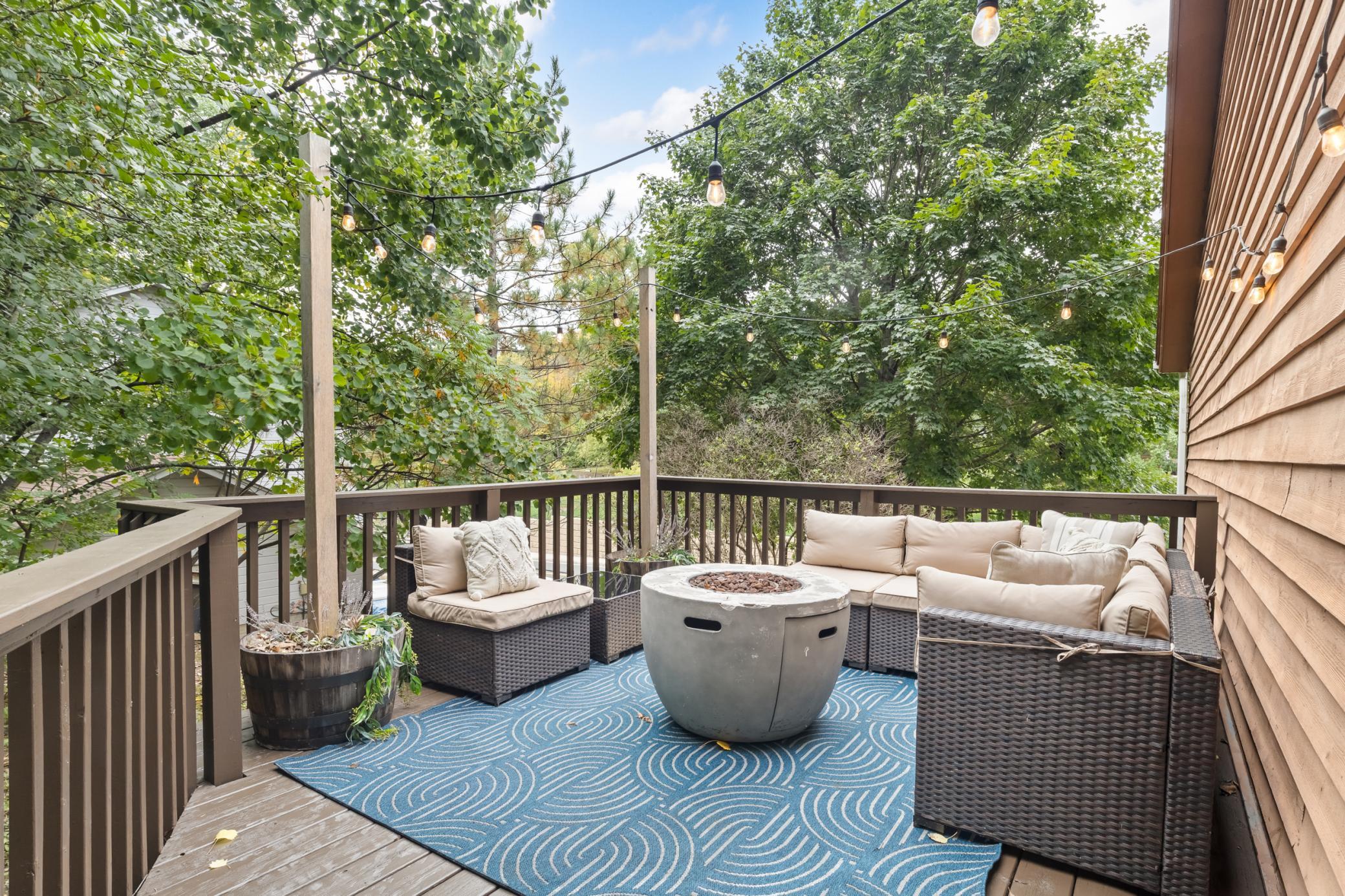 Large deck, great for relaxing and entertaining