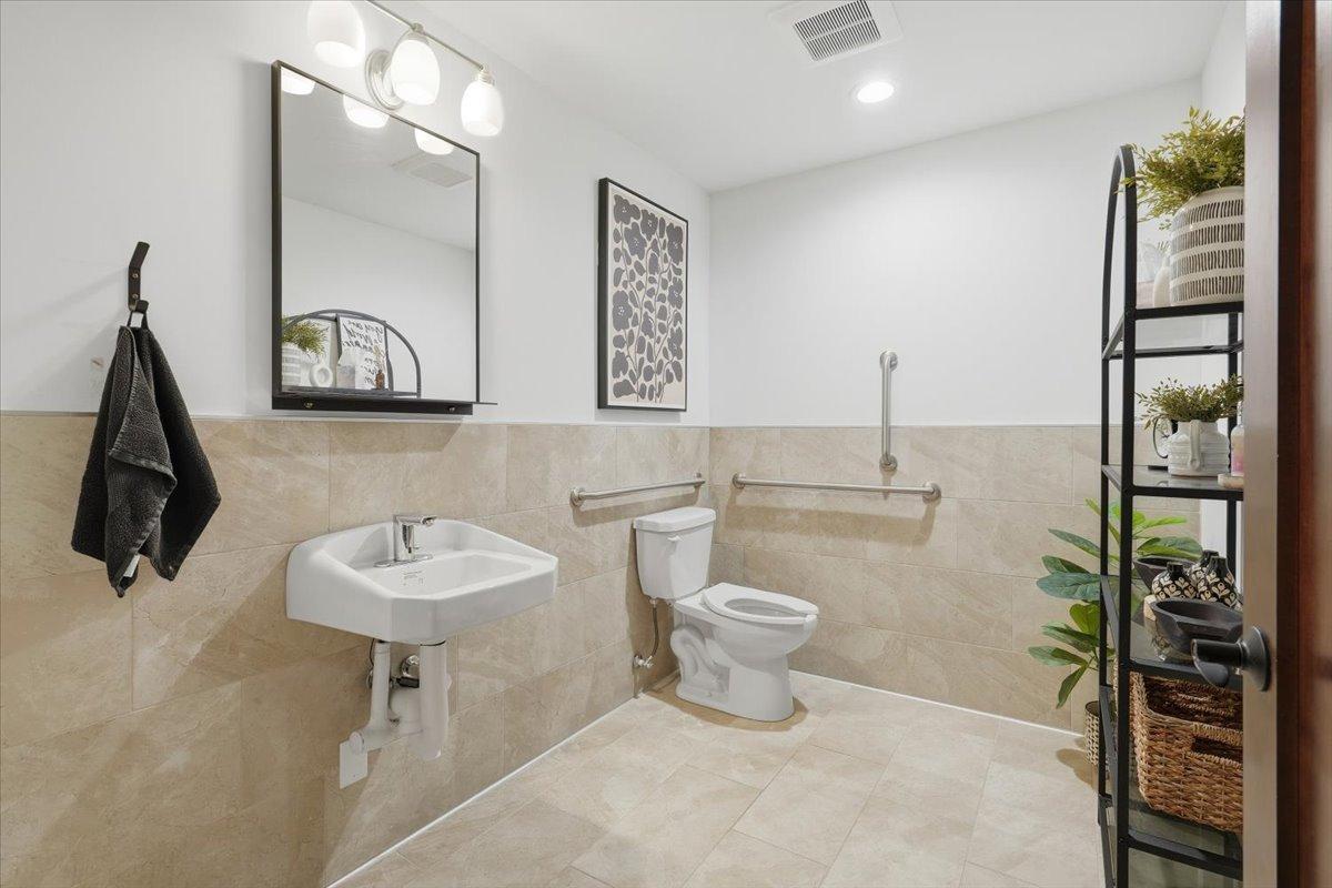 11-Bath 1.jpg