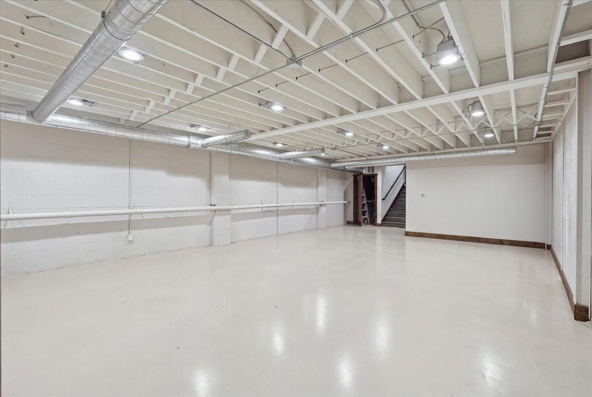16-Storage Roon.jpg