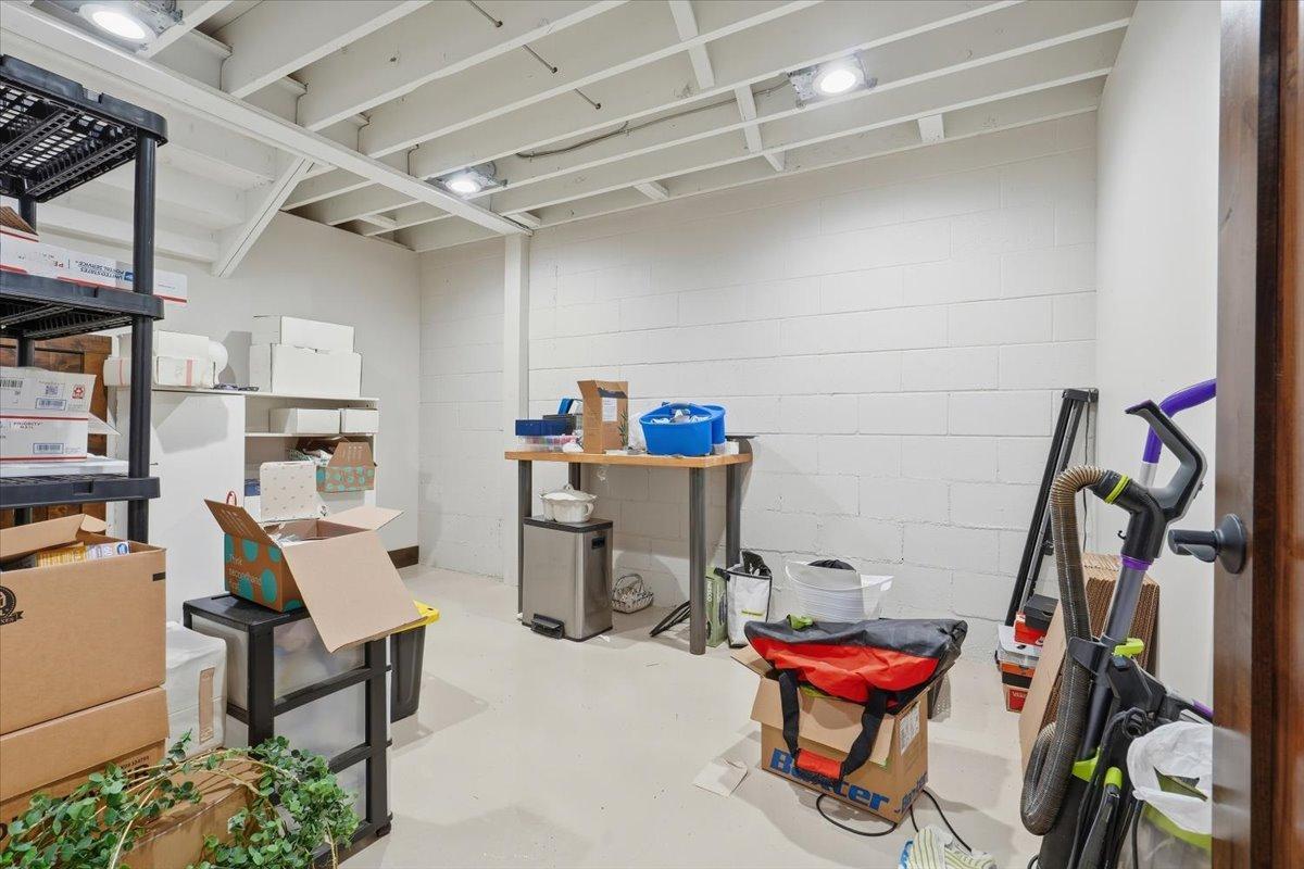 19-Storage Roon.jpg