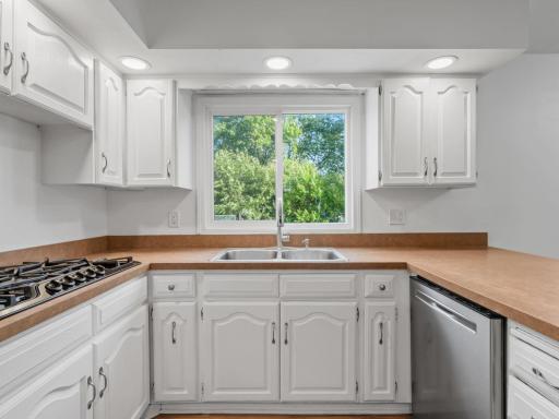 2600 River Hills Drive, Burnsville, MN 55337