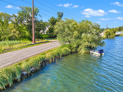 Dock your pontoon